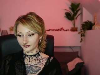 tattooedblondee18 on CamSoda